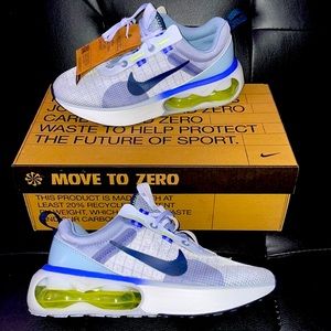 New Big kid size 6 Nike Airmax sneakers. New in box. Tried on 1shoe never worn.